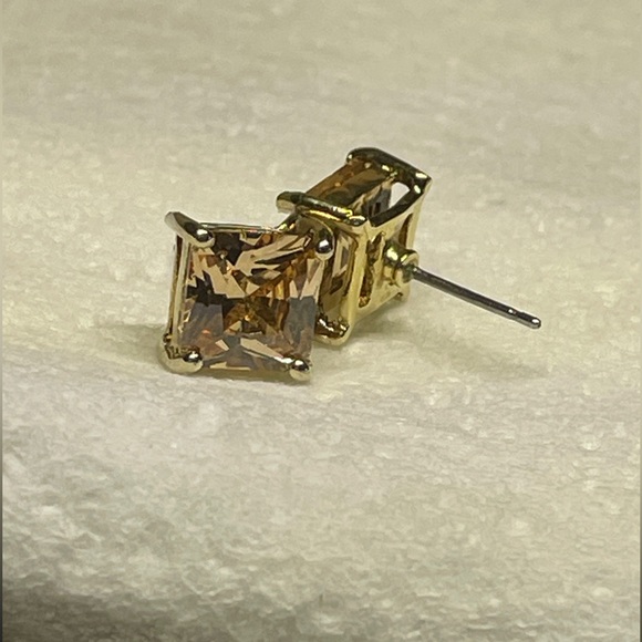 Elegant Gold Stud princess cut morganite 

Beautiful 
Worn once - Picture 6 of 16